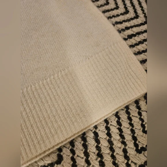 NWT Pristine Banana Republic Soft Cream 100% Cashmere Sweater- Size M - Picture 9 of 10